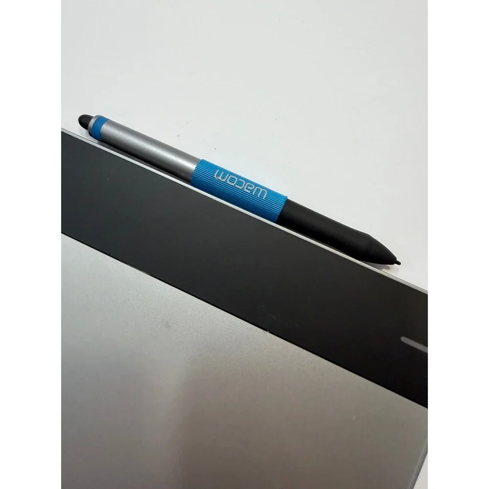 Wacom Intuos Pen and Touch Small CTH-480 Graphics Tablet with Stylus Silver